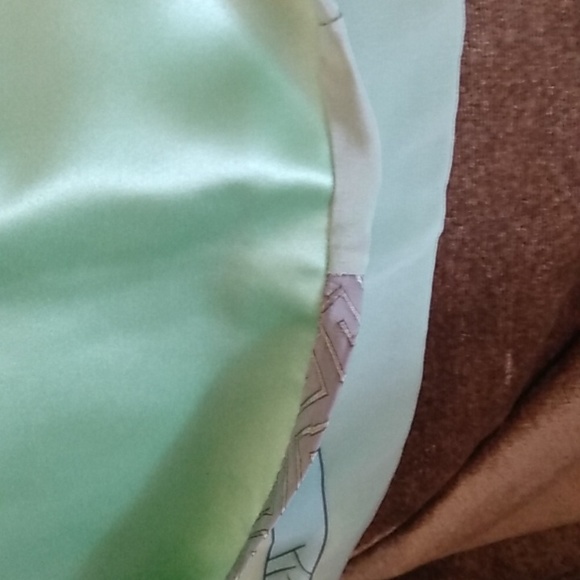 Adorable silk pillowcase for dog lovers. Fully lined and reversible. - Picture 5 of 5